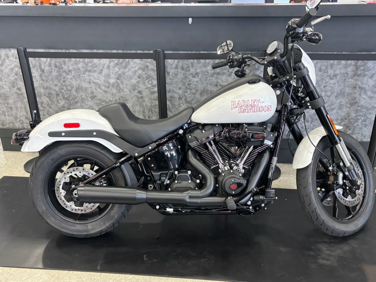 Khrome Werks Mid Length 2-into-1 Exhaust System for Harley Davidson Street Bob, Lowrider, Fat Bob, Slim, Standard '18-26 (Select Finish)
