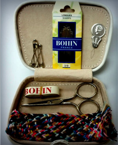 Great little kit that can be used as a gift for someone who is starting or who loves sewing full stop. Contains 1 pair of 3-1/2in embroidery scissors, 1 60in tape measure, 20 sharps needles assorted sizes 3/9. 1 Needle Threader, 3 ball safety pins and one braiding thread.

Colour Blue.