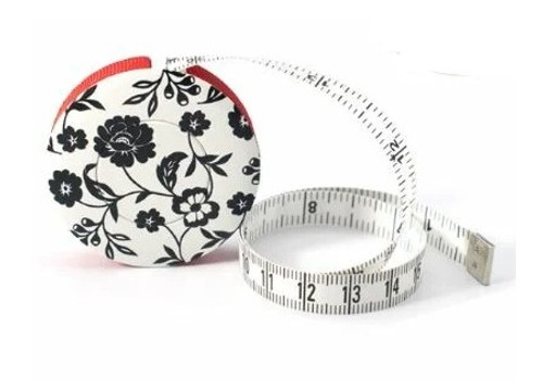 Automatic retractable measuring tapes in two different vintage floral designs.

The tapes are made of strong fibreglass fabric, which makes them flexible and does not stretch.

The ends of the measuring tape are reinforced with metal. 

Double scale: one side in centimeters / other side in inches.