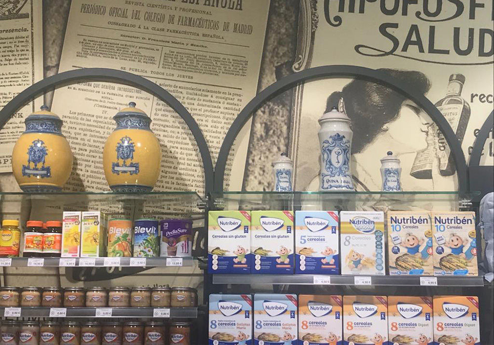 Interior de la Farmacia Villalón en Daimiel, Ciudad Real