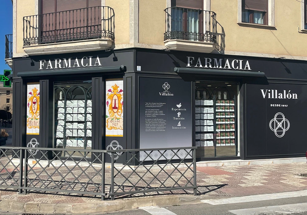 Exterior de la Farmacia Villalón en Daimiel, Ciudad Real