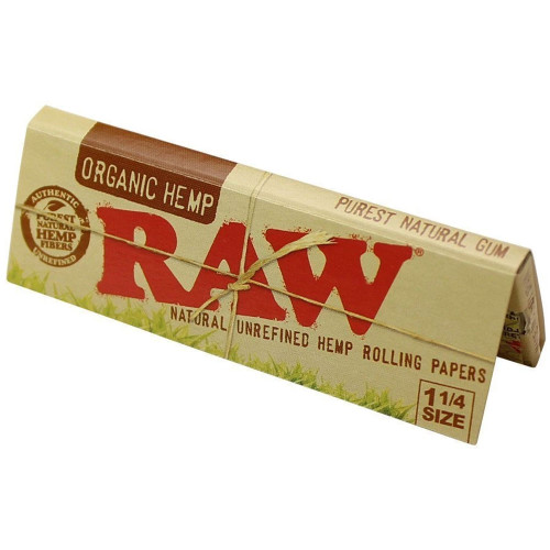 A single Raw Organic Hemp 1 1/4 Rolling Papers booklet.