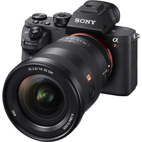 Sony FE 16-35mm f/2.8 GM close focusing and autofocus lens features
