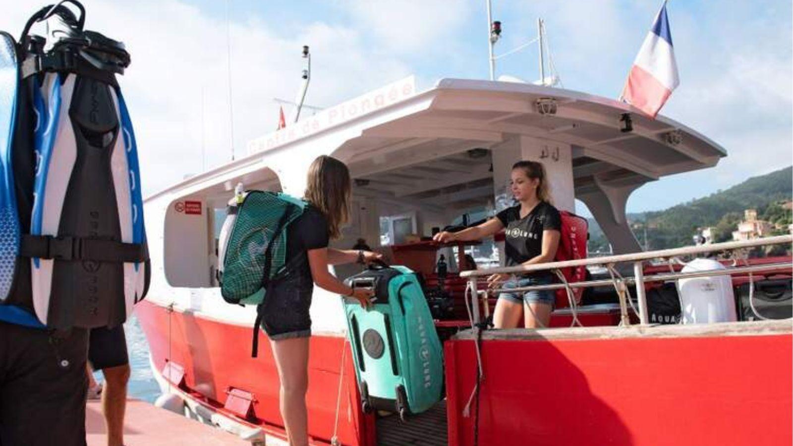 Aqualung Duffle bag hero image