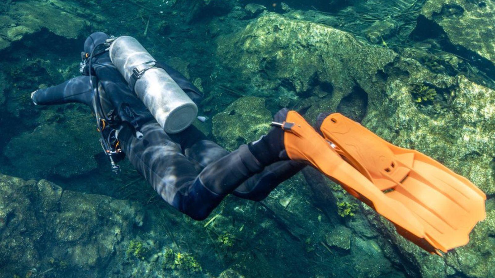 Apeks RK4 Dive Fin Hero Image