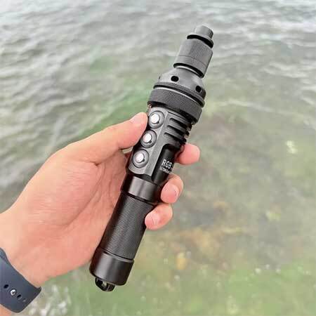 One-hand underwater control dial and buttons on the snoot focus light