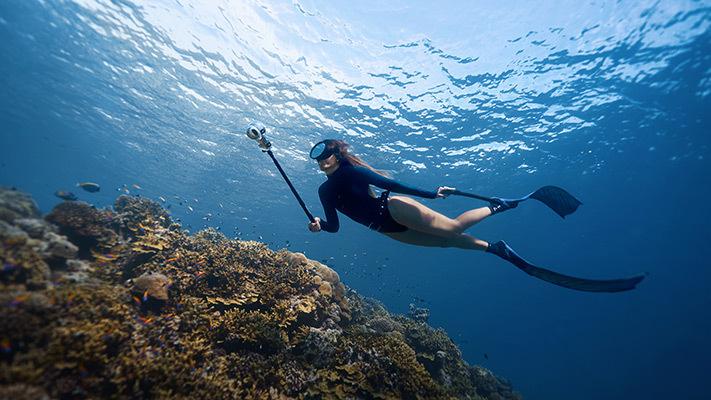 Clear optics and balanced color for blue water and low-light scenes