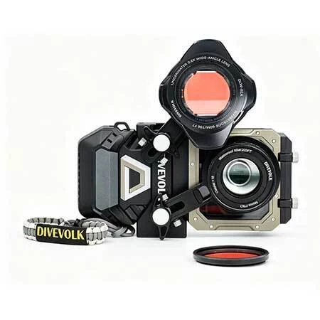 Travel diver using DiveVolk SeaTouch 6 Pro underwater smartphone housing