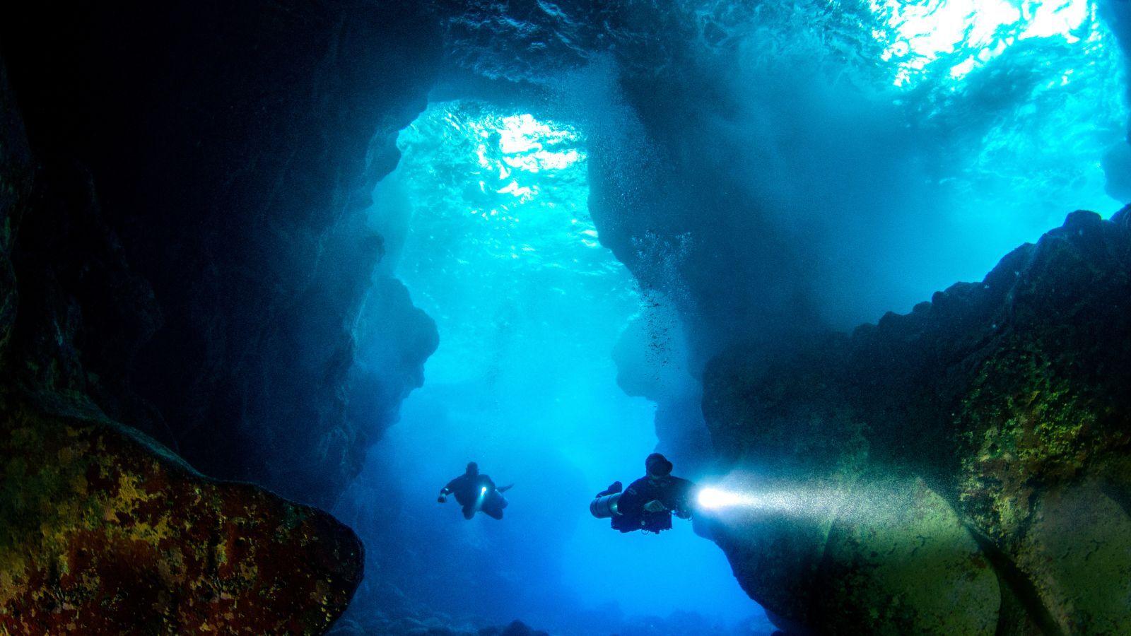 Garmin Descent X30 dive computer with large color display