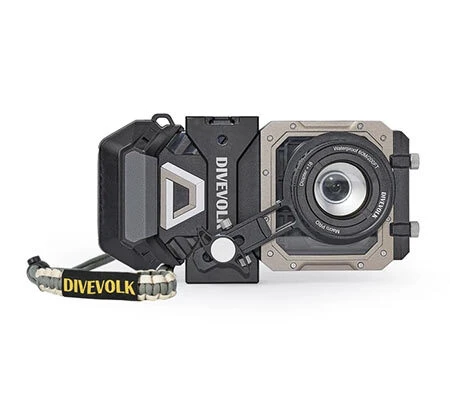 Travel diver using DiveVolk SeaTouch 6 Pro underwater smartphone housing
