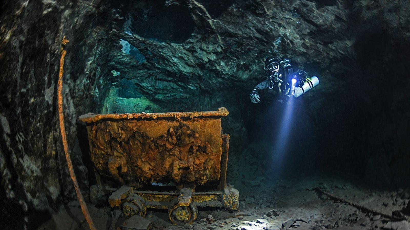 Mares Tek Shorts Pro on diver