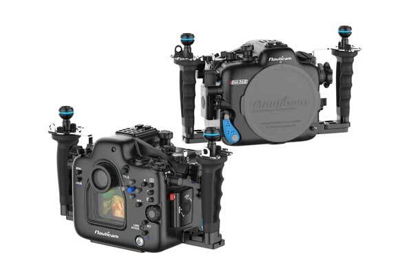 Rear panel of Nauticam NA-R6III housing showing vacuum and leak detection indicator