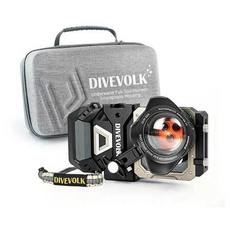 Travel diver using DiveVolk SeaTouch 6 Pro underwater smartphone housing