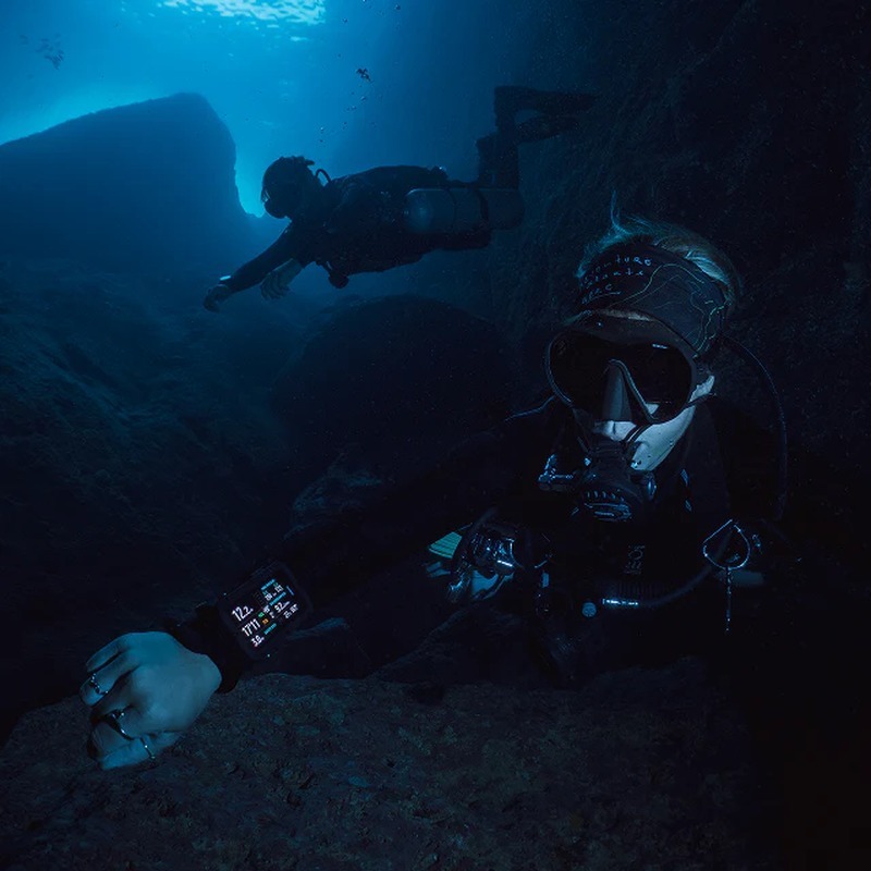 Suunto Nautic Bungee Cord large AMOLED dive screen with clear underwater readability