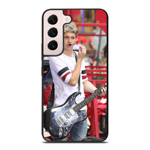 NIALL HORAN ONE DIRECTION PLAYING GUITAR 2 Samsung Galaxy S22 Plus Case