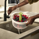 Spindola Spinning Colander White by Joseph Joseph