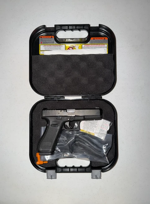 Glock 17 9mm Gen 5 4.49" Barrel Night Sights with 2 Extra Sets of Backstraps (Very Good - Excellent)