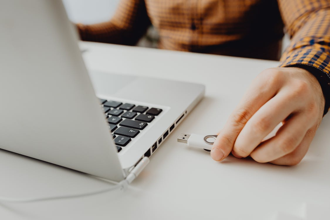 Connecting a thumb drive to collect CCTV evidence