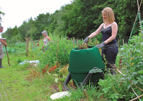 From garden (and kitchen) waste to garden use – now’s the time to get composting!