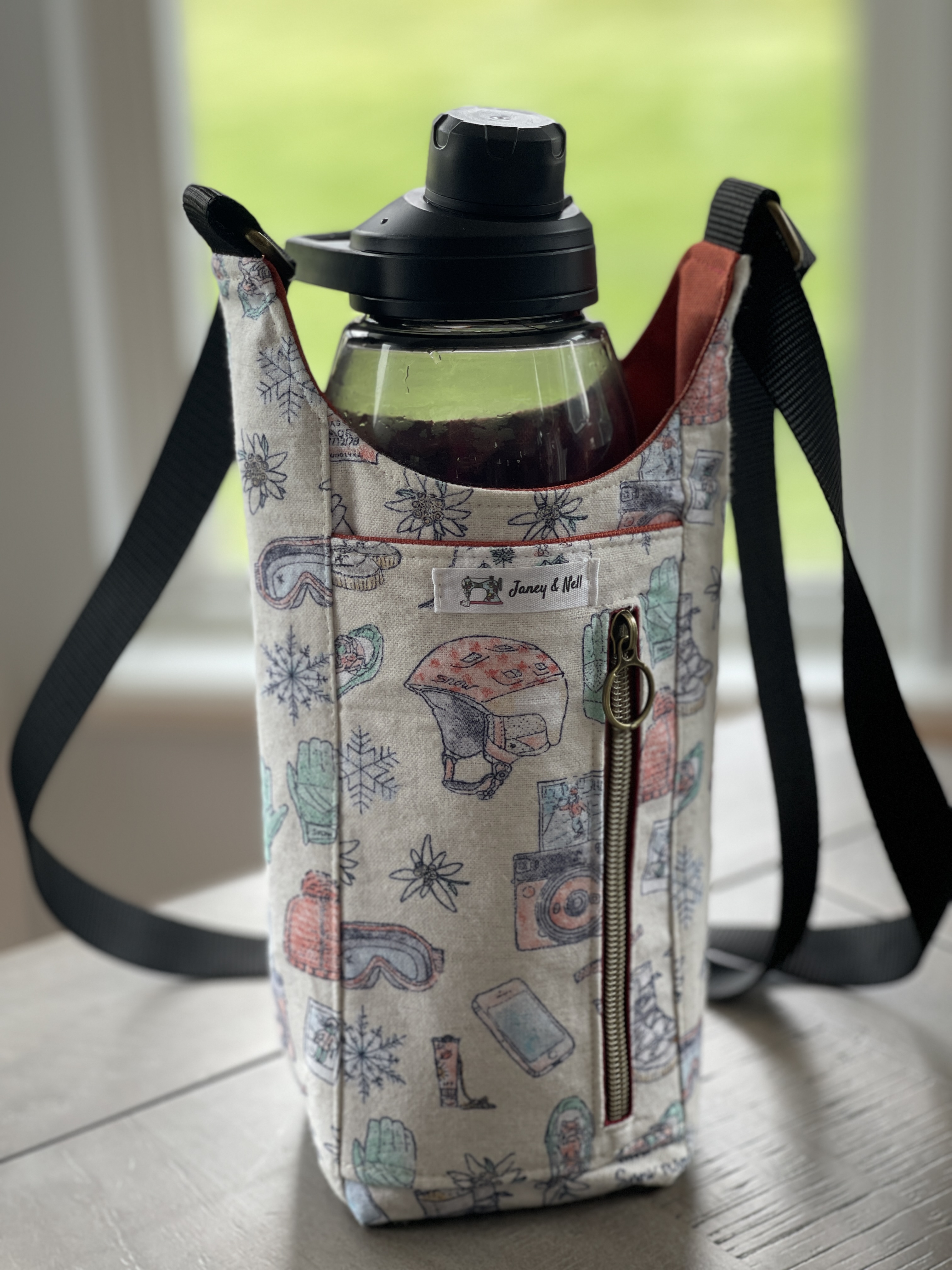 Sometimes you just need a purse. For your bottle. Hot girl walk/hike g, blogilates water bottle sling