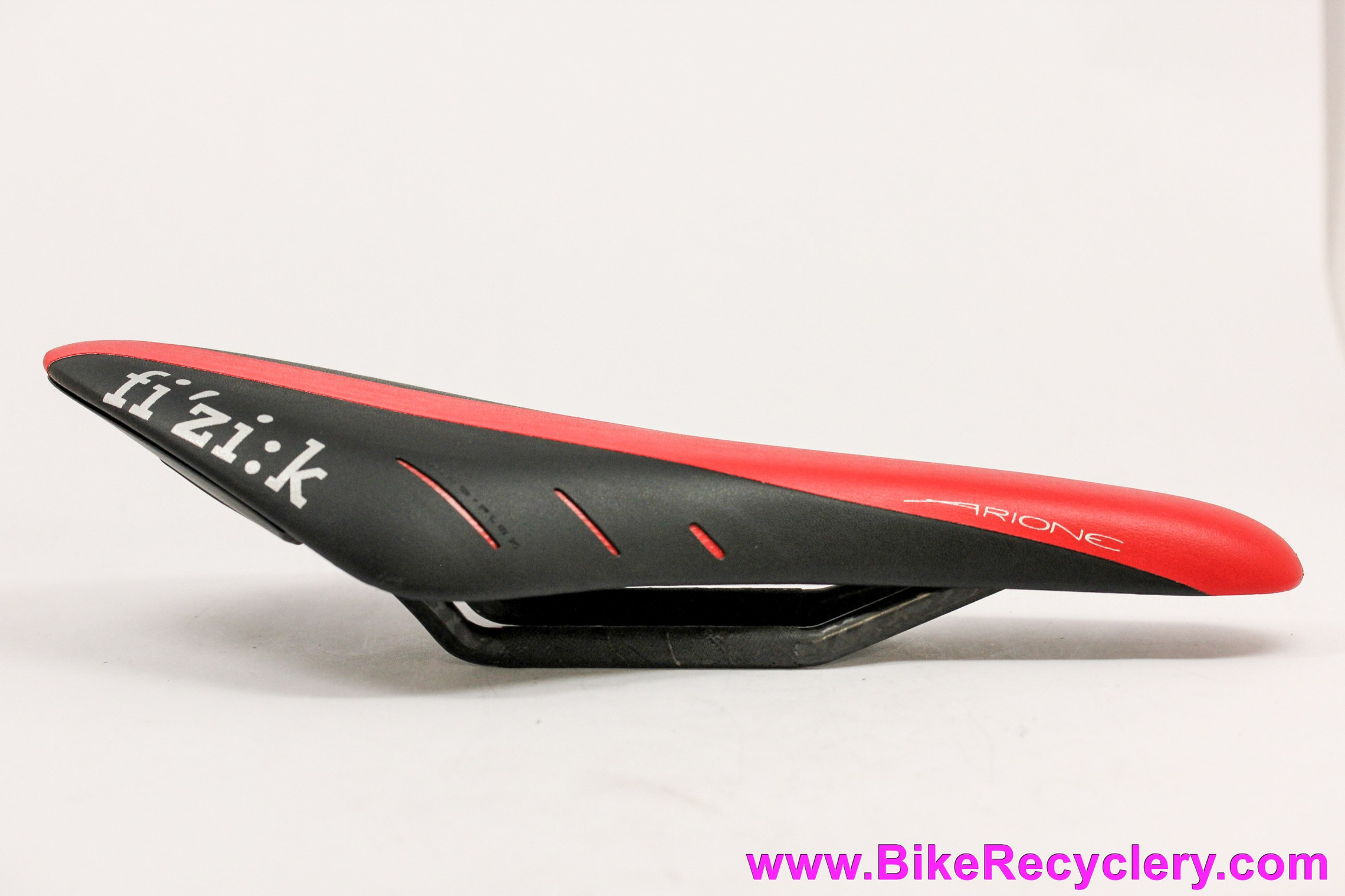 Fizik Arione R3 Braided Carbon Saddle: Black Red Regular 132mm