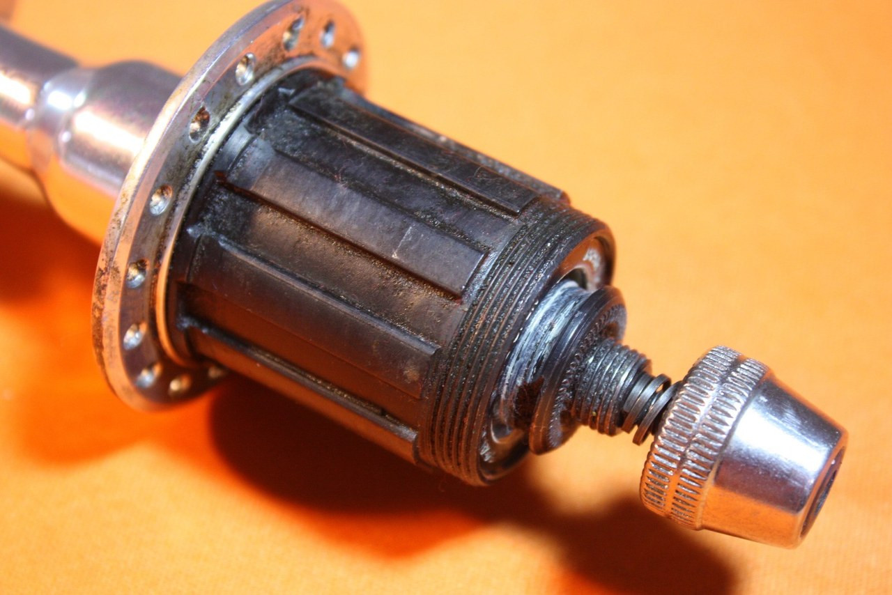 Shimano Dura Ace FH-7400 Rear Hub: 32H 8 Speed Uniglide 130mm