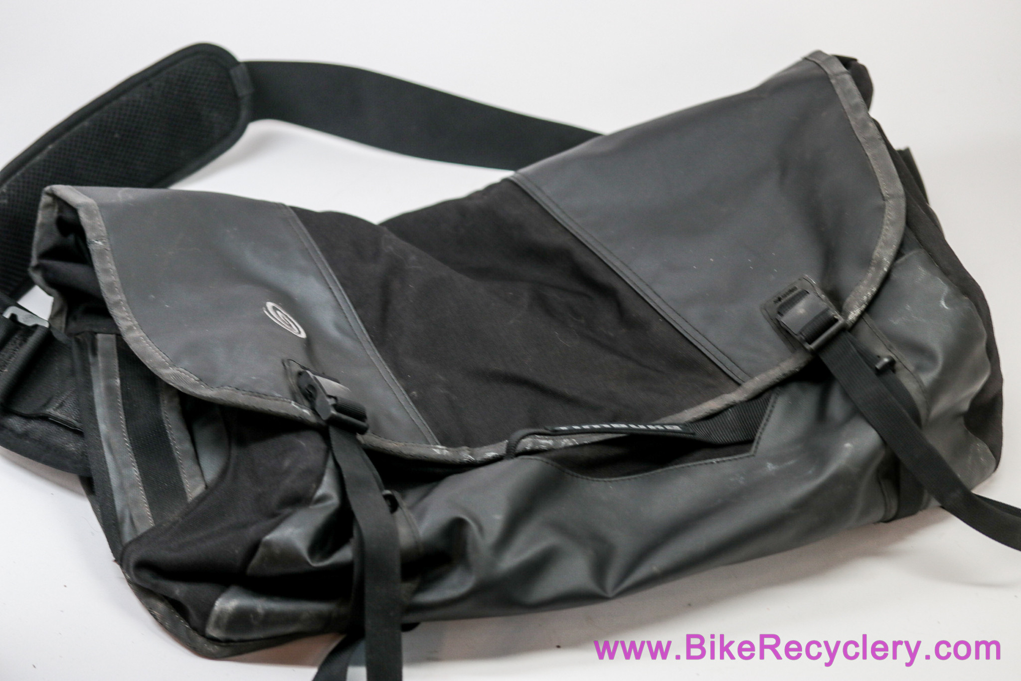 Timbuk2 Classic Messenger Bag: 18