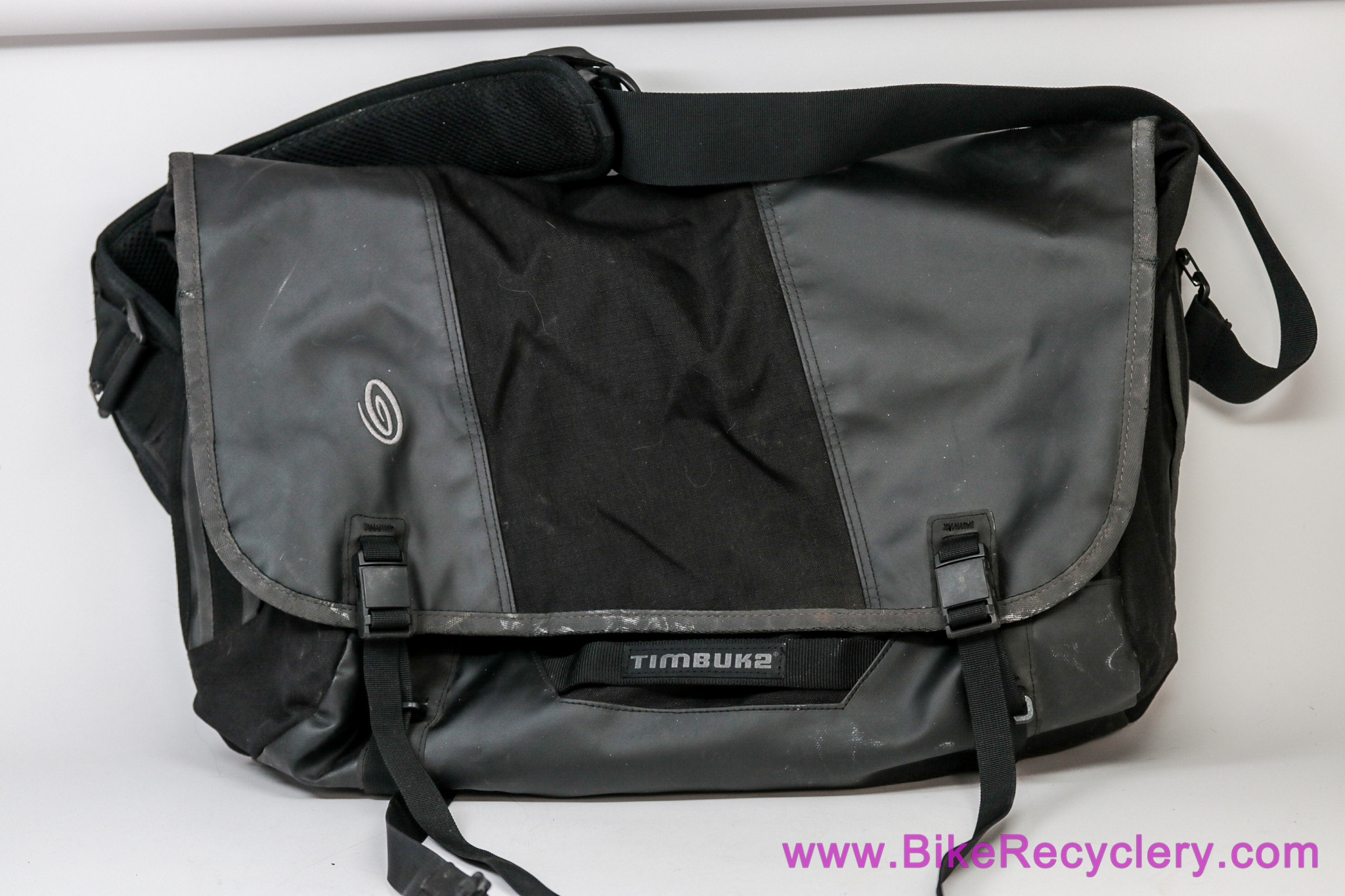 Timbuk2 Classic Messenger Bag: 18