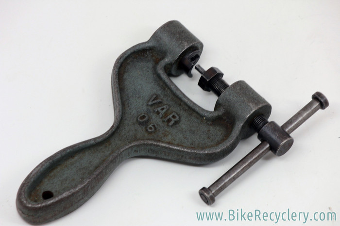 schwinn bicycle chain tool ZHIQIU Bike Breaker Tool, Universal Chain for 1/3/5/6/7/8/9/10/11/12/13 Speed Chains Link Durable Bike Chain Cutter Tool with Spare Replaceable Pin : Sports & Outdoors and Campagnolo 13 VAR #06 Chain Breaker Tool: