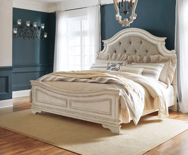 Casual Distressed Bed Frame in Chipped White "Realyn"