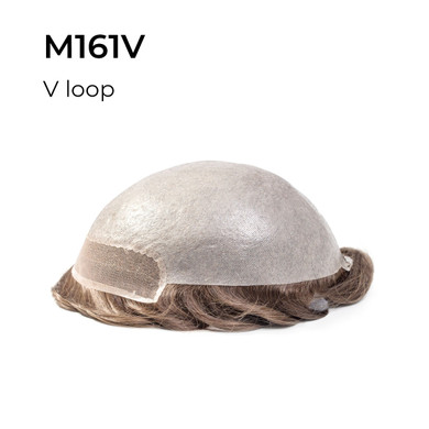 M161V Complément capillaire pour hommes composé en polyuréthane avec le devant en tulle suisse et des cheveux qui sont bouclés en V.