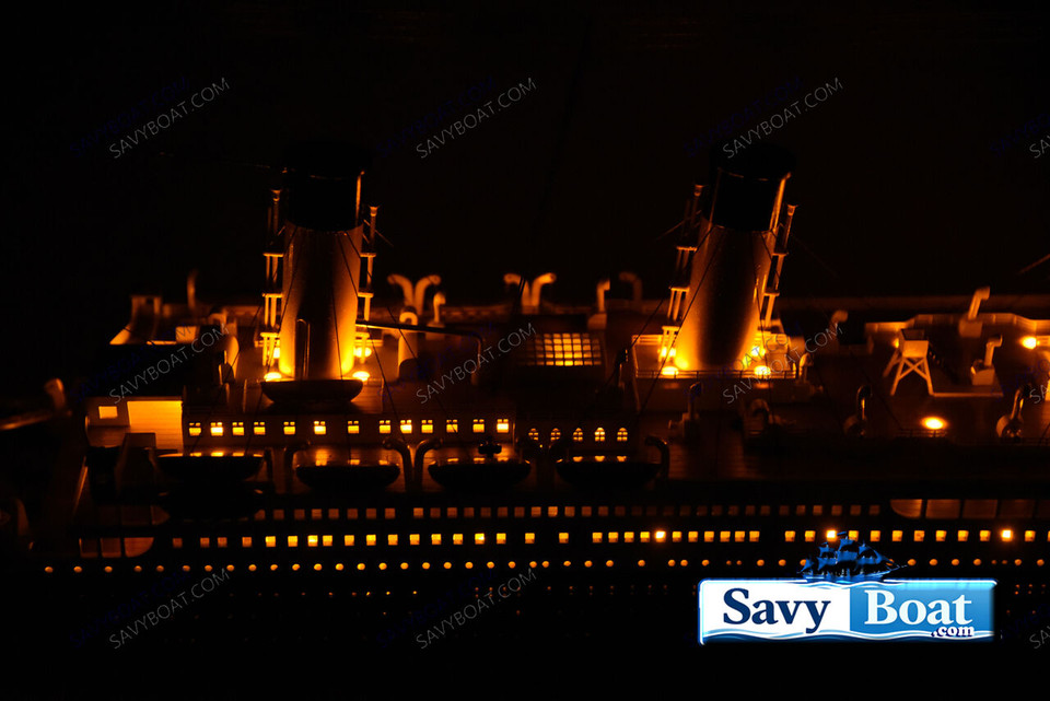 EXCLUSIVE EDITION RMS TITANIC LIGHTED OCEAN LINER