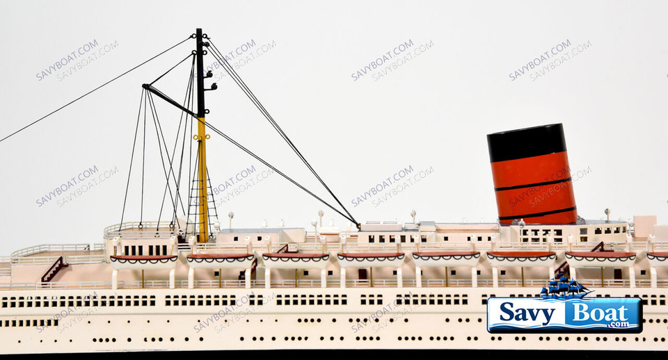MS QUEEN ELIZABETH II (QE2 LIGHTED OCEAN LINER