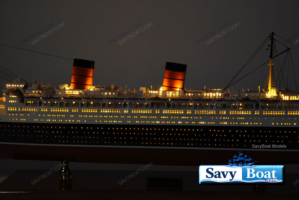 MS QUEEN ELIZABETH II (QE2 LIGHTED OCEAN LINER