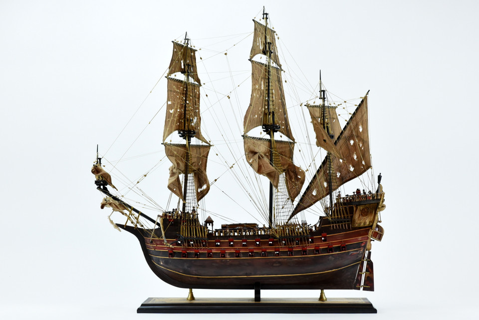 JOLLY ROGER PIRATE SHIP