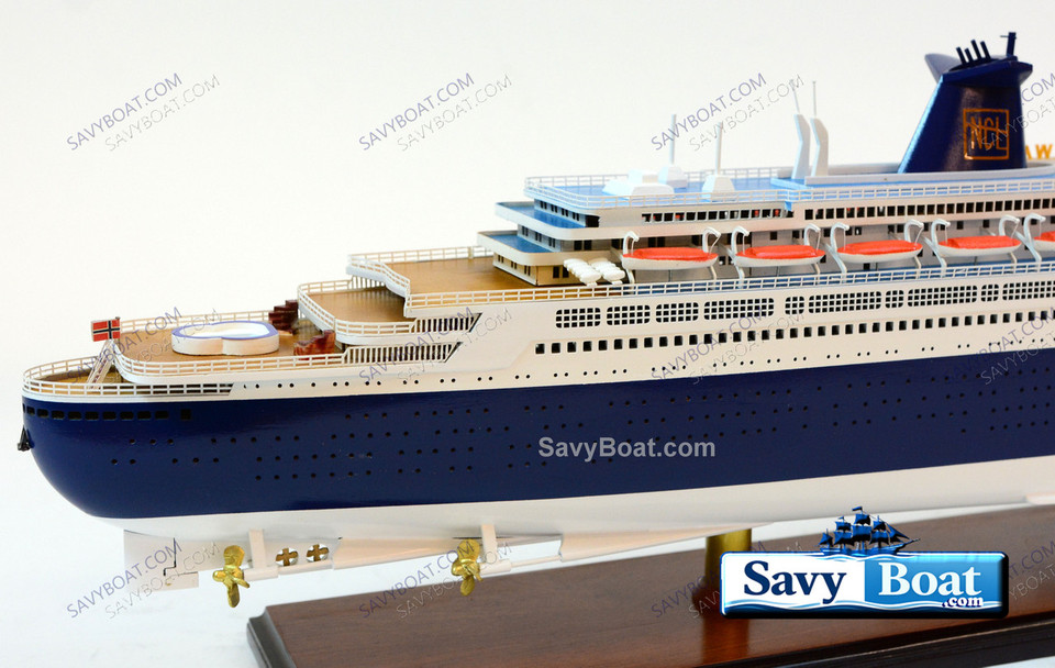 SS NORWAY CRUISE SHIP