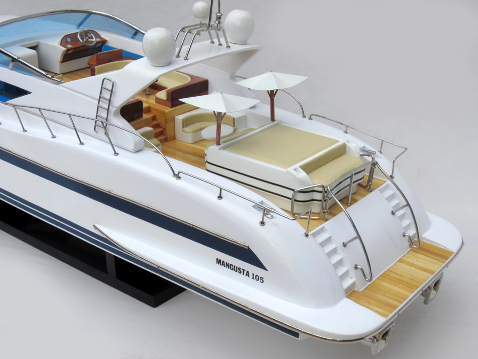 MANGUSTA 105 YACHT