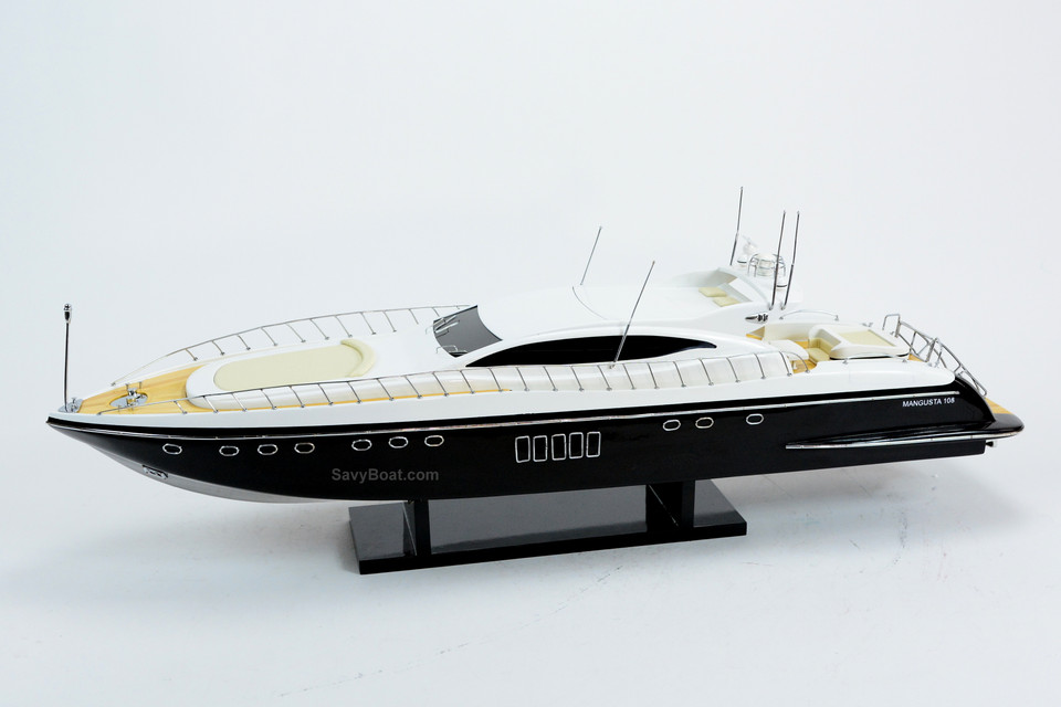 MANGUSTA 108 YACHT (BLACK)