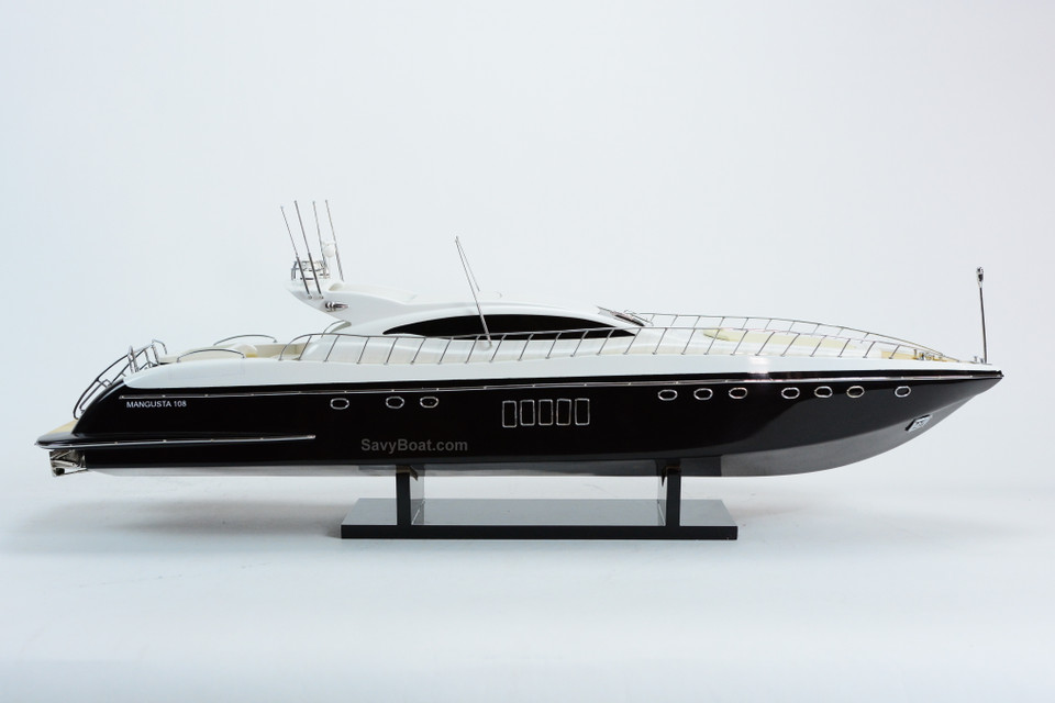 MANGUSTA 108 YACHT (BLACK)