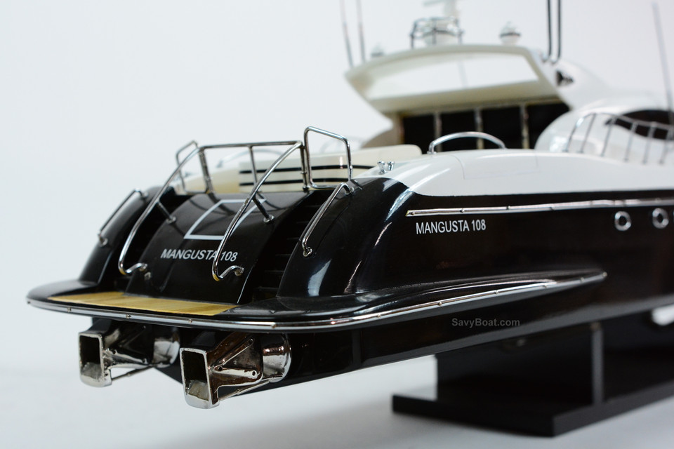 MANGUSTA 108 YACHT (BLACK)