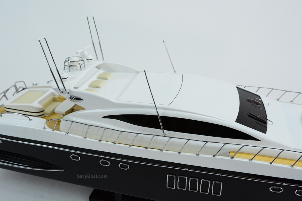 MANGUSTA 108 YACHT (BLACK)