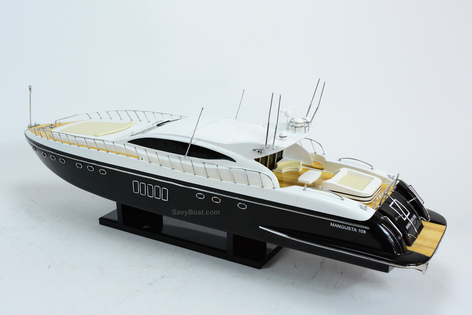 MANGUSTA 108 YACHT (BLACK)