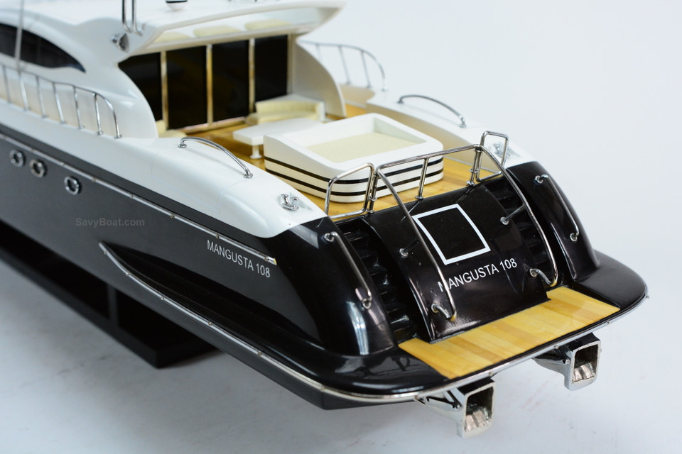 MANGUSTA 108 YACHT (BLACK)