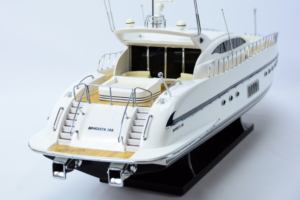 MANGUSTA 108 YACHT (WHITE)
