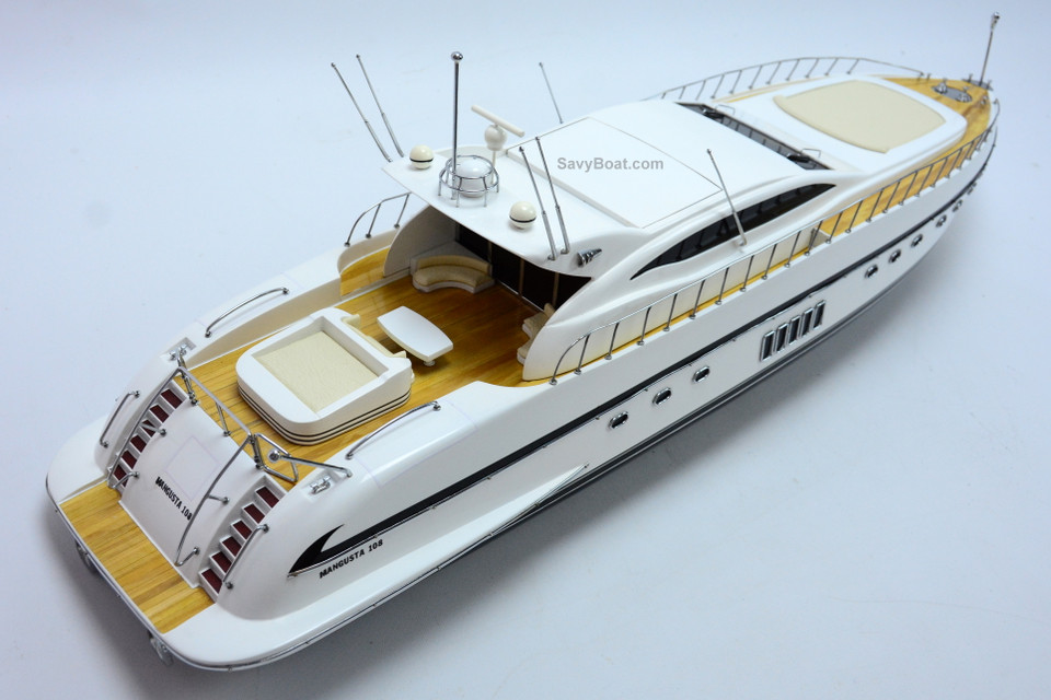 MANGUSTA 108 YACHT (WHITE)
