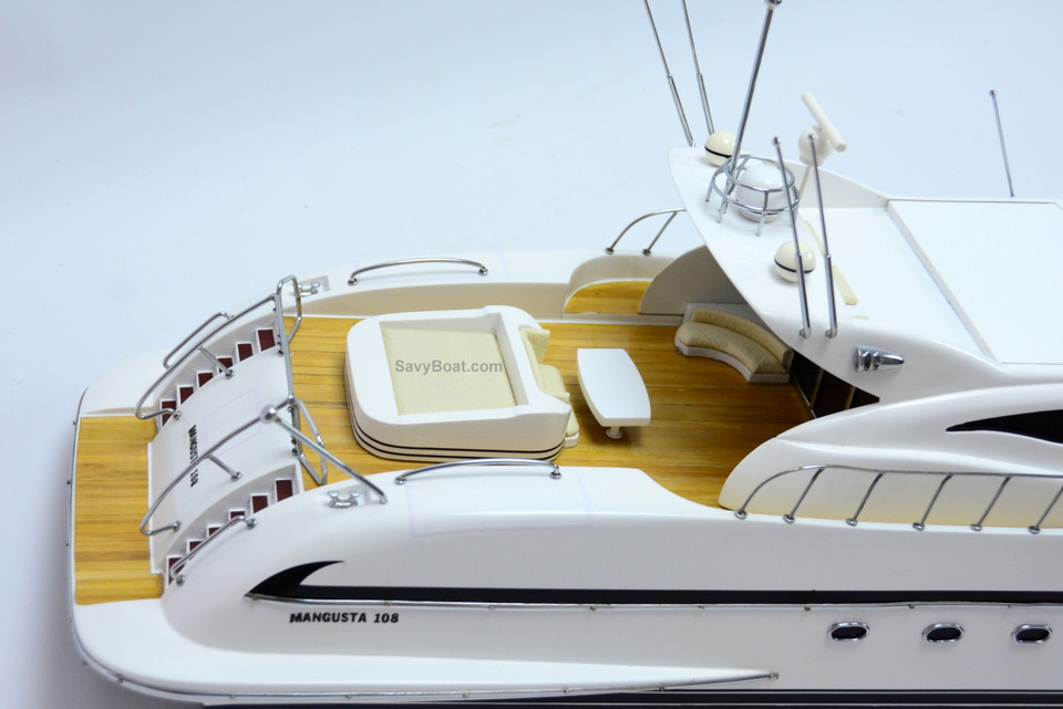 MANGUSTA 108 YACHT (WHITE)