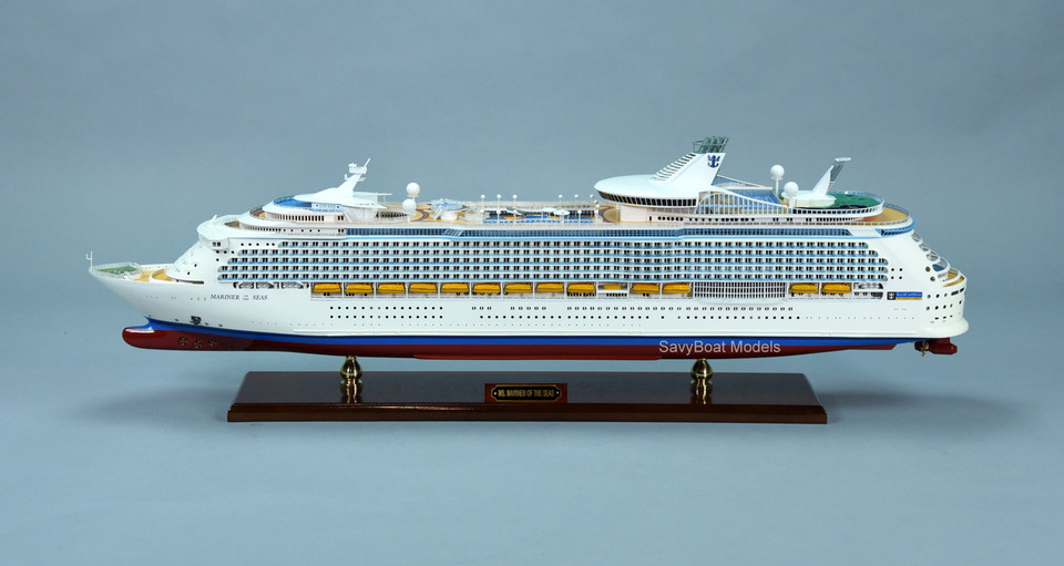 MS MARINER OF THE SEAS LIGHTED CRUISE SHIP