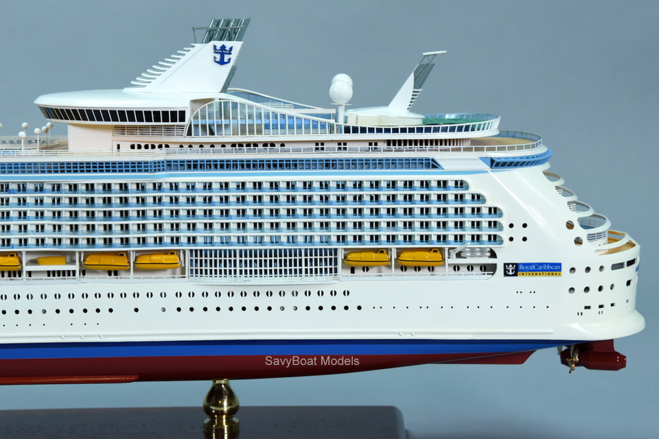 MS MARINER OF THE SEAS LIGHTED CRUISE SHIP