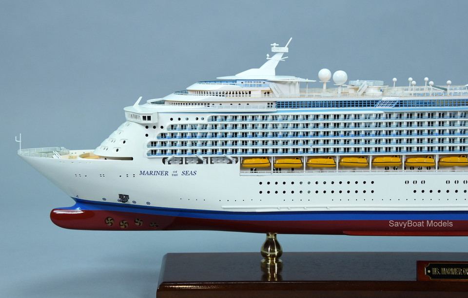 MS MARINER OF THE SEAS LIGHTED CRUISE SHIP