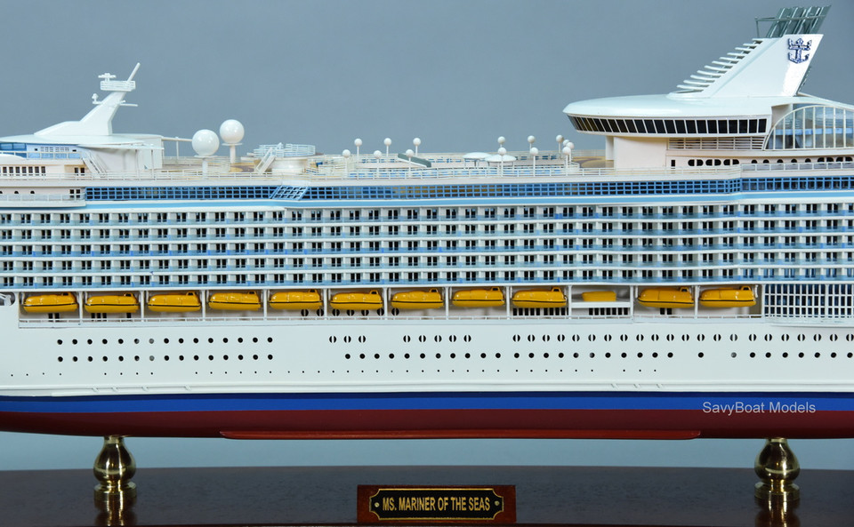 MS MARINER OF THE SEAS LIGHTED CRUISE SHIP